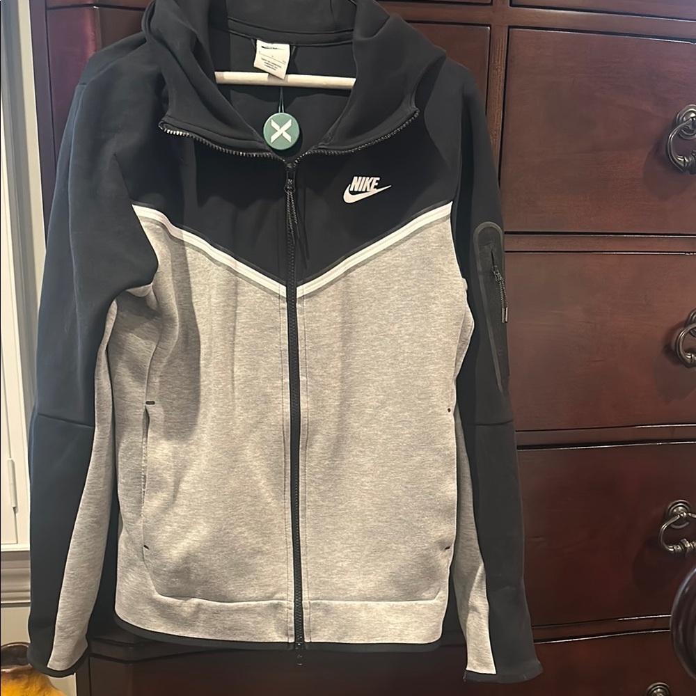 Nike Women's Black and Gray Jacket